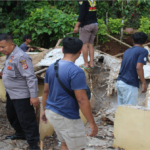 Gotong Royong Perbaiki Rumah Warga Pasca Bencana Angin
