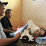 Petugas antar BLT ke rumah penerima yang sedang sakit