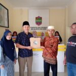 SISWA MENCOBA PERAN PERANGKAT DESA