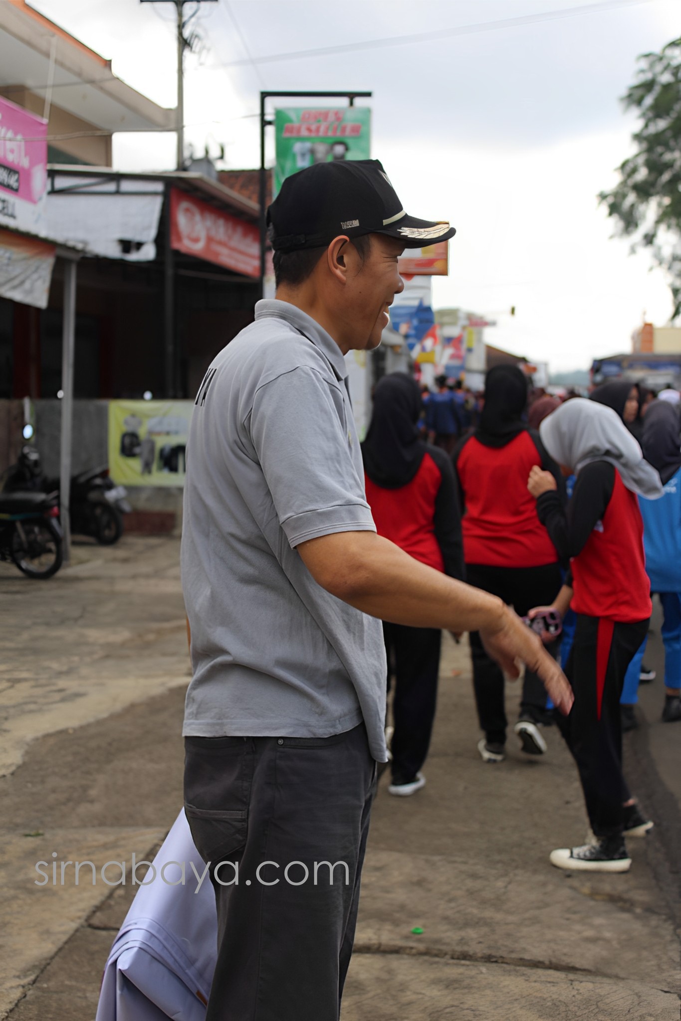 Kades Sirnabaya Pimpin Aksi World Cleanup Day 2024, Ajak Peduli Kebersihan Lingkungan