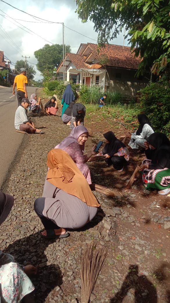 DUKUNG PROGRAM KEBERSIHAN LINGKUNGAN, WARGA DESA SIRNABAYA KOMPAK MELAKUKAN GOTONG ROYONG BERSIH-BERSIH LINGKUNGAN