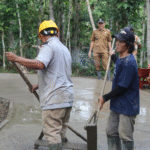 Kades Desa Sirnabaya Turun Langsung Ikut Pengecoran Jalan di Blok Dukuh Dusun Cigoong